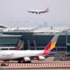 104명 탑승한 아시아나 여객기 기장석 유리창에 금 가…아찔 비행