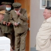 [포토] ‘김정은 수행의 정석’ 북한 간부들