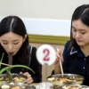 [서울포토] ‘이맛이야~’ 평양 옥류관 찾은 북한 주민들