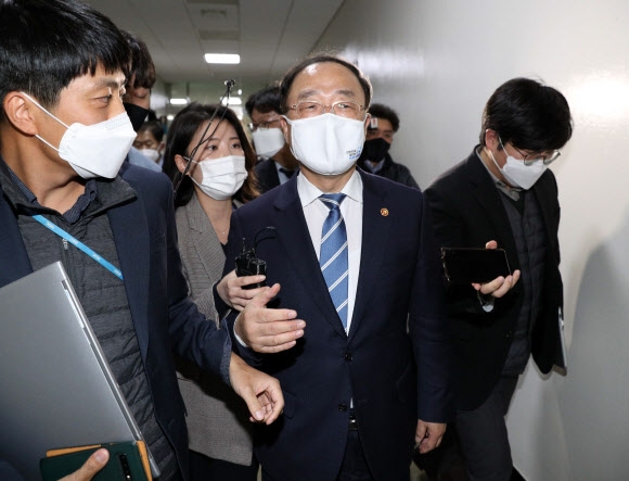 洪, 타이핑 쳐서 대통령에 사표 던지고 국회서 공개