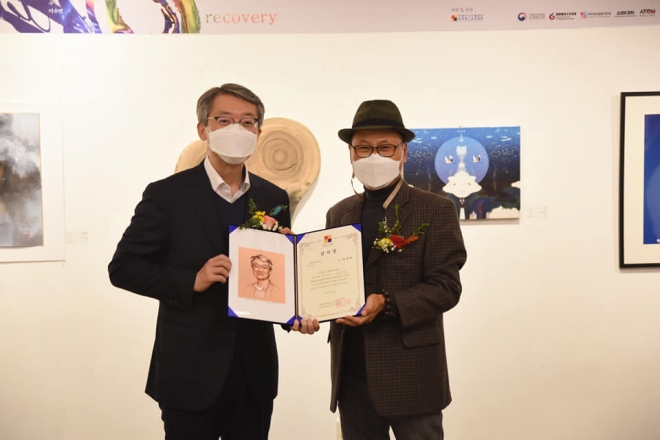 김진석(왼쪽) 재중한인미술협회 회장이 2016년 3월부터 올해 3월까지 주중한국문화원장을 역임한 한재혁 문화부 대변인에게 감사장을 증정하고 있다. 재중한인미술협회 제공