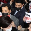 [서울포토] ‘사회적 거리두기’ 무시, 대치중인 여야 의원들