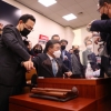 의사봉 쟁탈전, 7분만에 기립 표결… 난장판 된 법사위