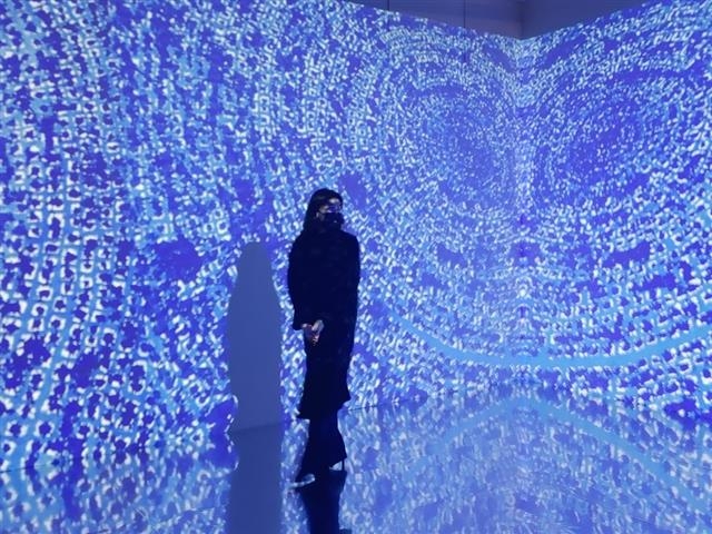 김환기의 평면 회화를 3차원 입체 영상으로 변주한 미디어 작품 ‘우주’. 전시장 벽면 2곳에 영상을 투사하는 프로젝션 매핑 기술을 활용했다.
