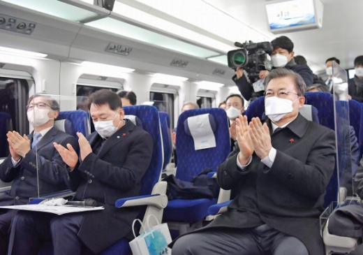 文대통령, 첫 경제행보는 저탄소 고속열차 시승 “2025년까지 주요 도시 2시간대 연결”