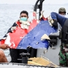 [서울포토] 추락한 인도네시아 여객기 잔해 수거