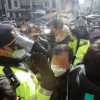 [포토] ‘징역 20년 확정’… 경찰과 충돌하는 박근혜 지지자들