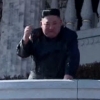 [포토] 김정은, 열병식 참가자들 향해 ‘주먹 불끈’