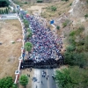 바이든 향한 캐러밴 9000명, 과테말라 최루탄에 막혔다