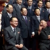 [포토] 김정은, 당 중앙지도기관 구성원들과 기념 촬영