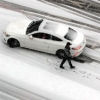 [포토] 눈 쌓인 오르막길에 멈춘 차량