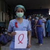 미얀마 의사들 가슴에 단 ‘붉은 리본’의 의미는
