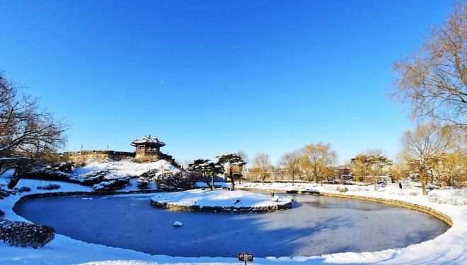 겨울철 수원화성 방화수류정과 용연 일대의 풍경. 