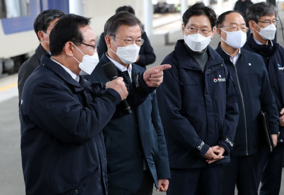 문 대통령, 1년 만에 ‘부산행’…野 “명백한 선거지원 운동”