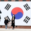 [포토] 대형 태극기 앞 기념 촬영하는 시민들