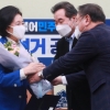[서울포토] 공천장과 꽃다발 받는 박영선 후보