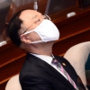 [포토] ‘피곤’ 홍남기 부총리, 국회 본회의 참석