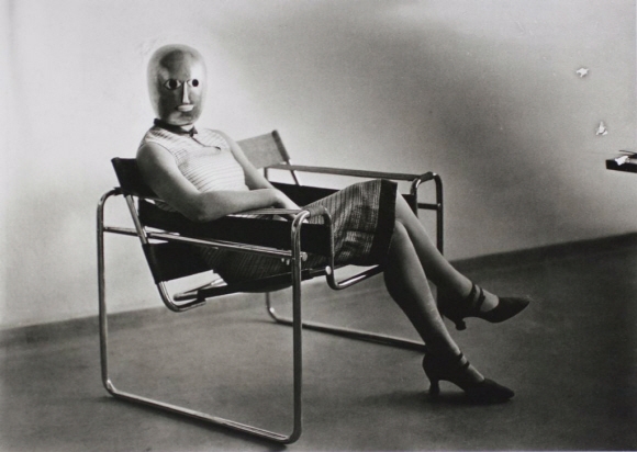 마르셀 브로이어의 대표작 ‘바실리 체어’에 앉아 가면을 쓰고 있는 ‘바우하우스 여성’(사진)은 훗날 그런 익명의 여성들을 대표하는 이미지가 됐다.