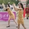 중국 최고명문 칭화대 여학생의 어설픈 ‘섹시 댄스’ 논란
