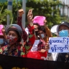 일상 감시하는 軍, 불안에 떠는 시민… 미얀마 ‘집단 불면증의 밤’