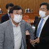 [포토] ‘총리 인준안’ 요구하는 與 의원들 손 뿌리치는 서병수 위원장