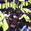 [포토] ‘물자 반입’ 성주 사드기지 주민·경찰 대치