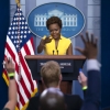 성소수자 흑인 여성의 첫 브리핑… 30년 차별 깬 백악관 대변인실
