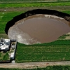 [나우뉴스] 멕시코 농지에 지름 80m ‘거대 싱크홀’ 발생…원인은?