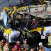 버스 날벼락… 무너진 건물에 깔려 17명 사상