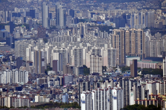 4년간 25차례 대책에도 ‘미친 집값’ 규제·세제만 강화… 되레 패착됐다