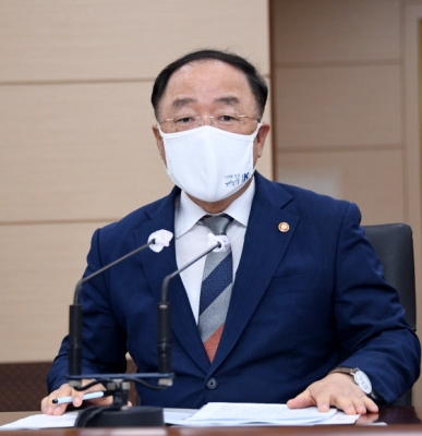 한국 ‘재정준칙 달성 가능성’ 물어본 피치… 홍남기 “선제적 국가채무 총량관리 강화”