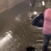 쓰레기 봉지 두르고 ‘풍덩’…물바다 된 뉴욕 지하철(영상)