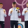 [서울포토] “우리가 세계 최강” 금메달 목에 건 남자 양궁 대표팀