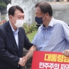 [서울포토] 윤석열, ‘드루킹 사과 촉구’ 정진석 1인 시위 방문
