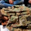 [포토] 미군 수송기 바닥서 군복 덮고 잠든 아프간 어린이