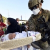 [포토] 한국행 아프간 신생아 보살피는 공군 공정통제사
