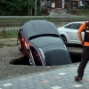 [포토] ‘폭우가 만든 싱크홀’ 속에 빠진 차량