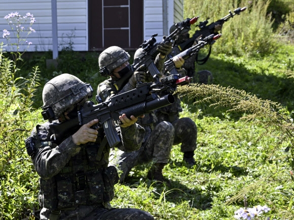 지난 8일 강원도 인제 육군과학화전투훈련단에서 진행된 ‘초급부사관 KCTC 훈련’에서 초급부사관들이 드론 공격을 방어하기 위한 대공사격을 하고 있다. 2021.9.9 육군 제공