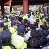 윤석열 5·18묘지 참배 앞두고…유가족·대학생, 경찰과 충돌
