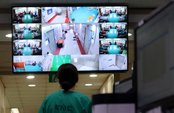 대전의 한 대학병원에서 포화상태에 이른 위증증 병동 환자들을 간호사가 CCTV로 관찰하고 있다. 연합뉴스