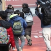 다음주부터 서울 초등학교 3분의 2 등교… 교육부 조치보다 강화