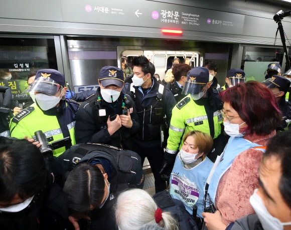 성신여대역서 9번째 장애인 이동권 시위…4호선 운행 한때 차질