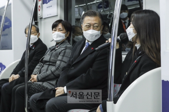 “저도 곧 동남권 주민”… 대선 길목서 부산행 열차 탄 文대통령