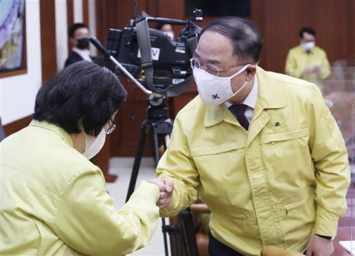 “역대 최대 예산집행 첫날, 논의 의문” 홍남기, 정치권 ‘신년 추경’에 선 그어