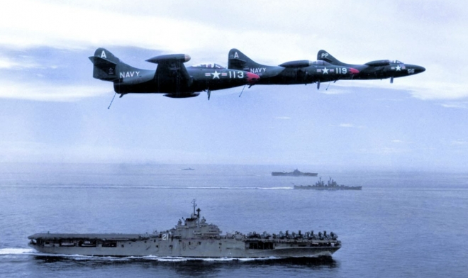 항공모함 상공을 날고 있는 미 해군 폭격기. 영국의 사진 전문가 로이스톤 레오나드가 컬러로 복원한 사진이다.