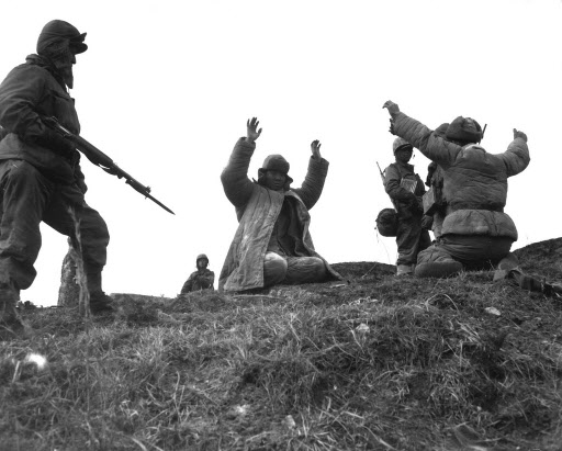 1951년 3월 2일 강원도 횡성에서 미 해병 1사단이 중국군 포로를 붙잡은 모습. 주한미군 제공