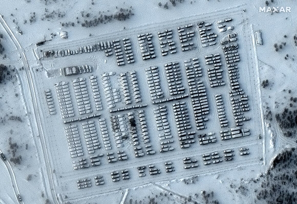 러시아軍은 보란듯 집결  맥사 테크놀로지스가 제공한 위성 사진에 19일(현지시간) 러시아 보로네시의 포고노보 훈련장에 군 차량들이 집결해 있다. 보로네시 AP 연합뉴스