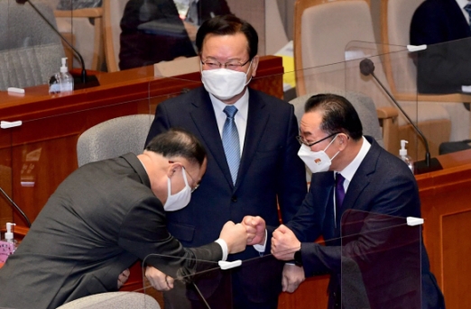 “국회, 재원 합의땐 추경 증액” 운 띄운 총리… “어렵다” 받아친 부총리