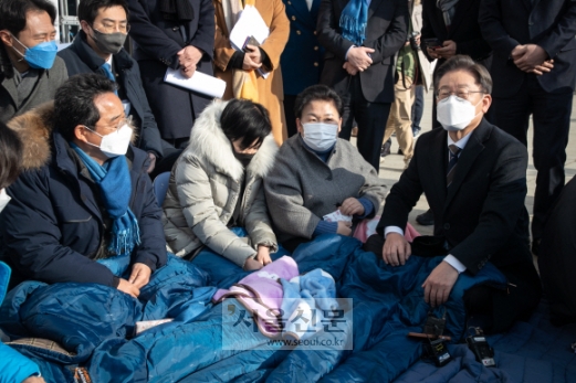 이재명 “방역 제한 완화” 주장…김부겸 “아직 확산 일로”