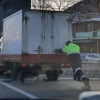 [영상] 도로 위 고장으로 멈춰 선 트럭 밀어준 환경미화원